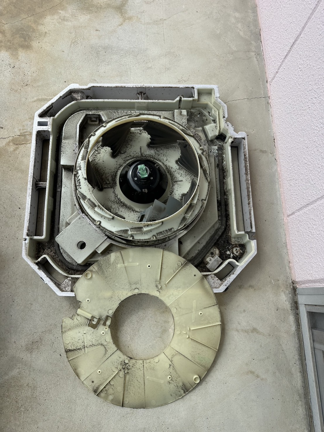 洗浄前の汚れたエアコン